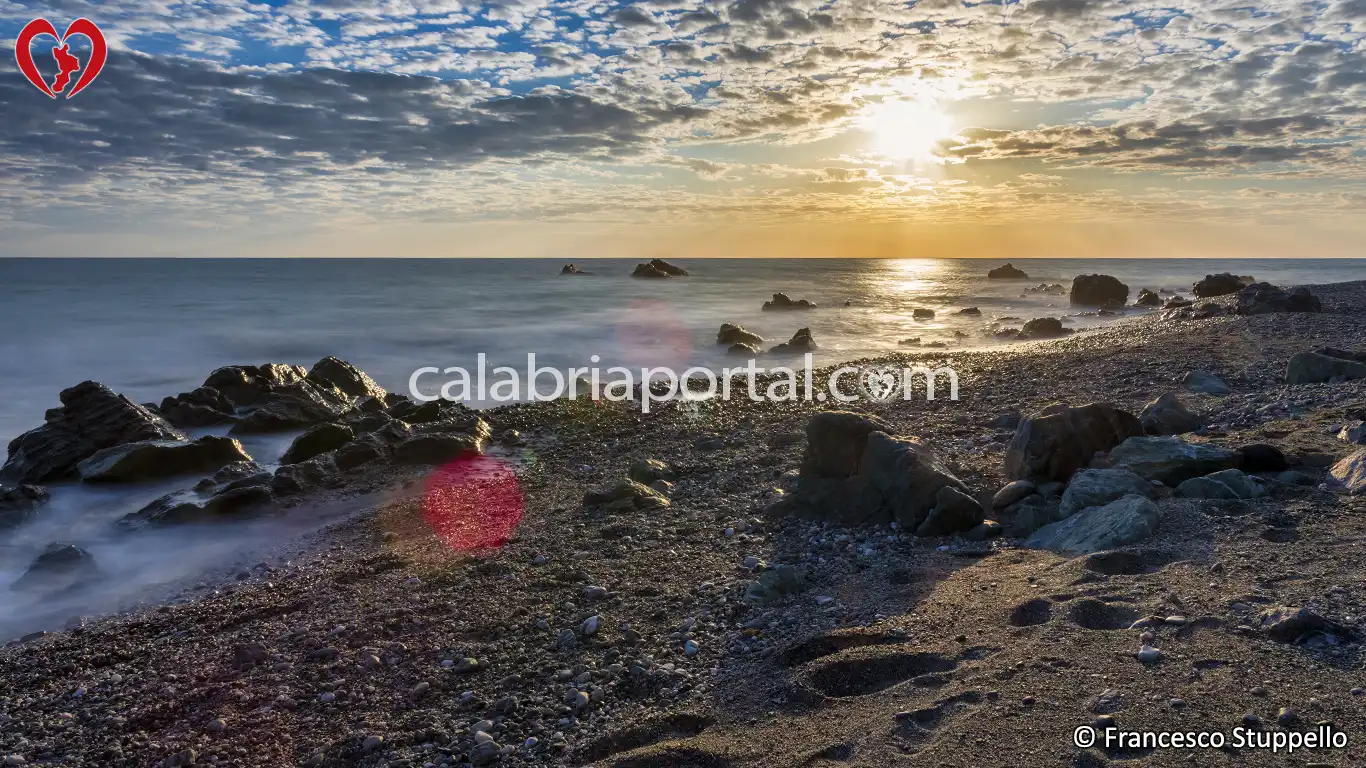 Spiaggia e Scogli delle Sirene a Intavolata (CS) Spiaggia e Scogli delle Sirene a Intavolata (CS)