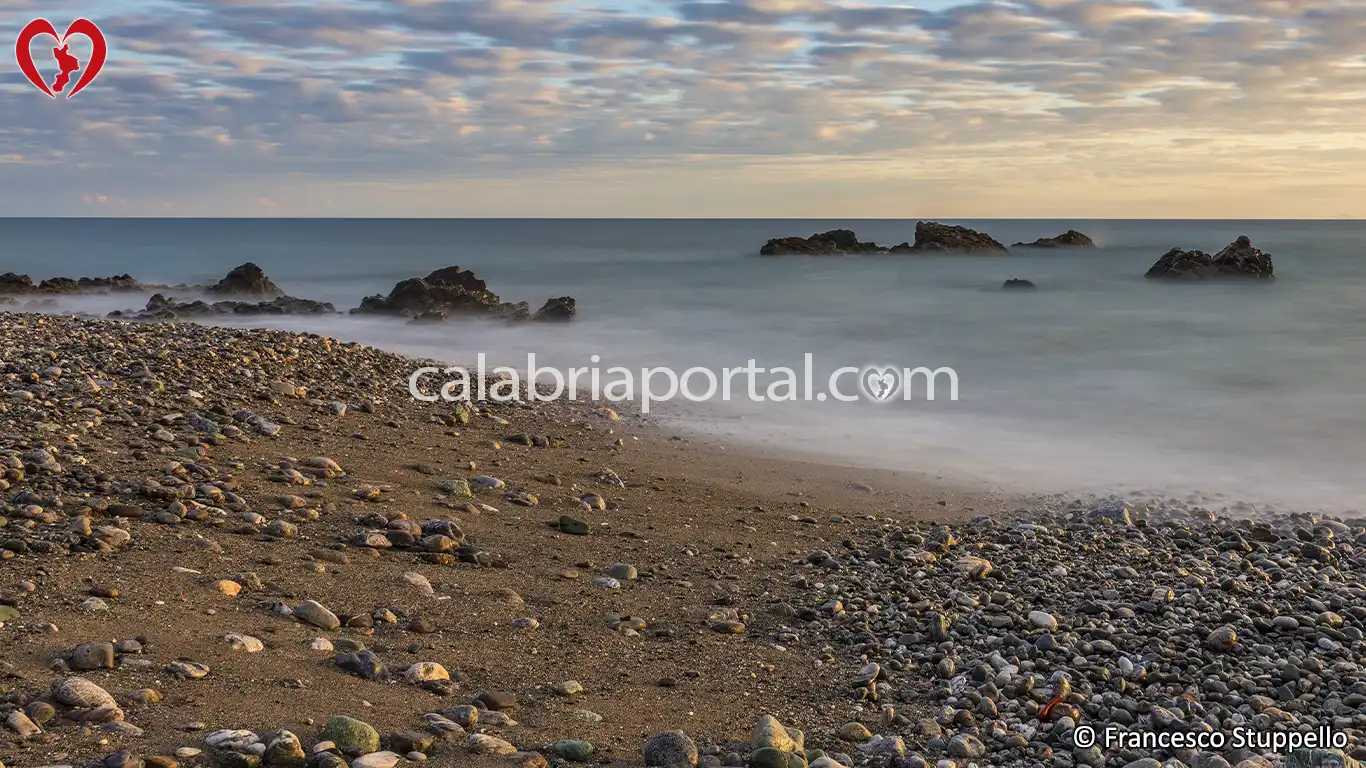 Spiaggia e Scogli delle Sirene a Intavolata (CS) Spiaggia e Scogli delle Sirene a Intavolata (CS)