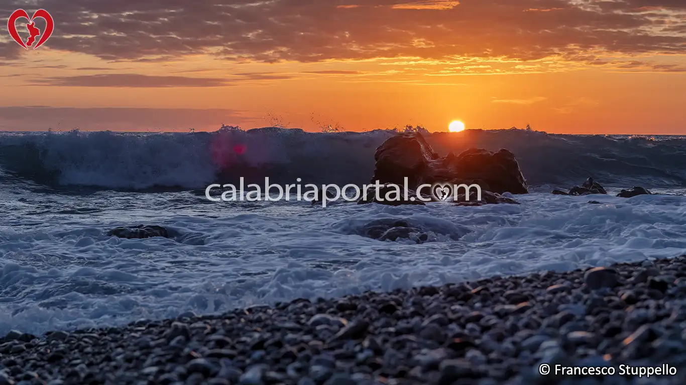 Spiaggia e Scogli delle Sirene a Intavolata (CS) Spiaggia e Scogli delle Sirene a Intavolata (CS)