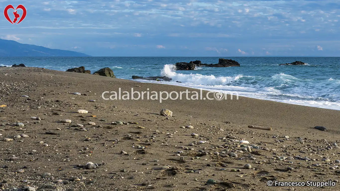Spiaggia e Scogli delle Sirene a Intavolata (CS) Spiaggia e Scogli delle Sirene a Intavolata (CS)