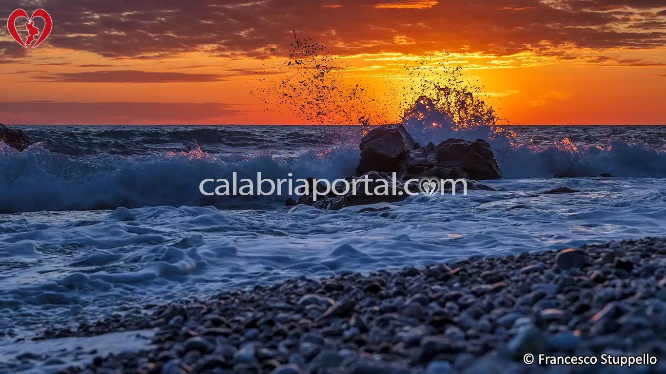 Spiaggia e Scogli delle Sirene a Intavolata (CS) Spiaggia e Scogli delle Sirene a Intavolata (CS)