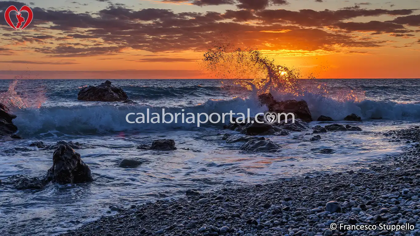 Spiaggia e Scogli delle Sirene a Intavolata (CS) Spiaggia e Scogli delle Sirene a Intavolata (CS)