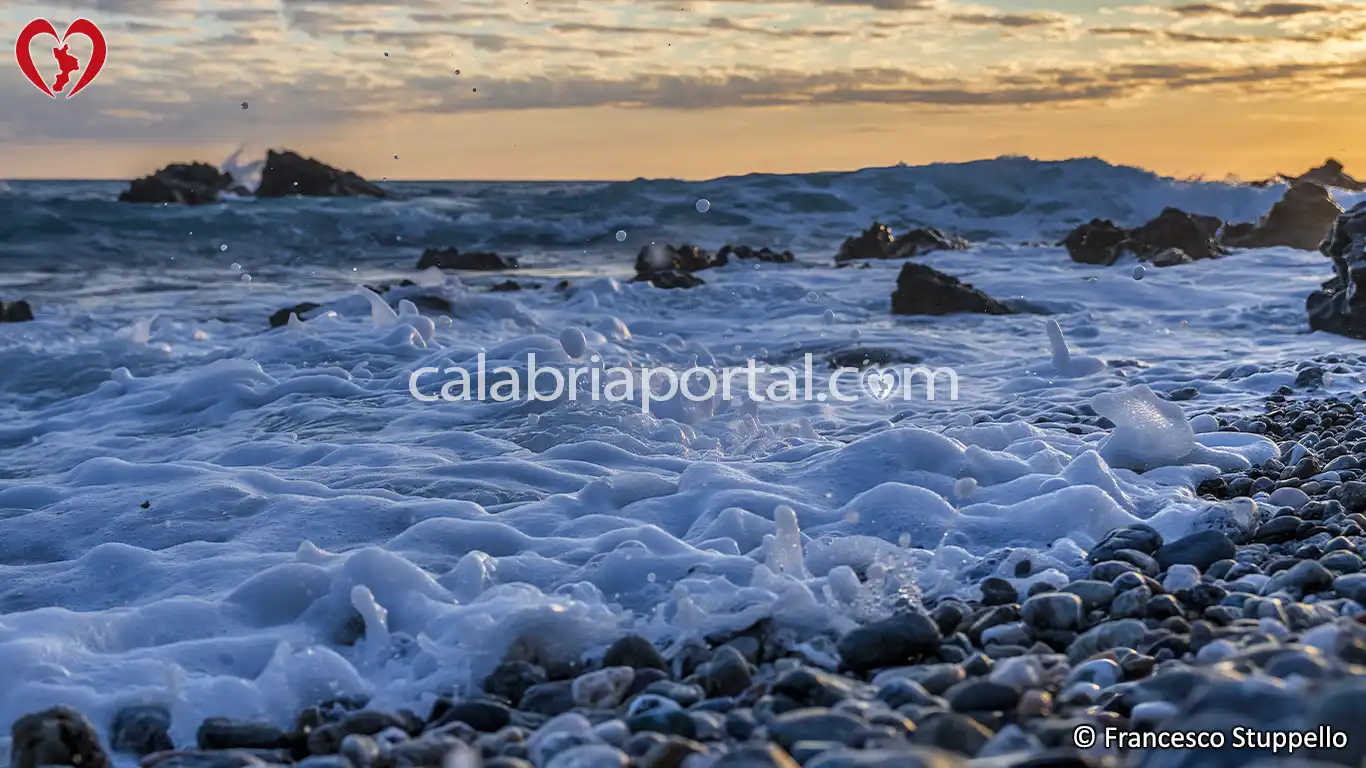 Spiaggia e Scogli delle Sirene a Intavolata (CS) Spiaggia e Scogli delle Sirene a Intavolata (CS)