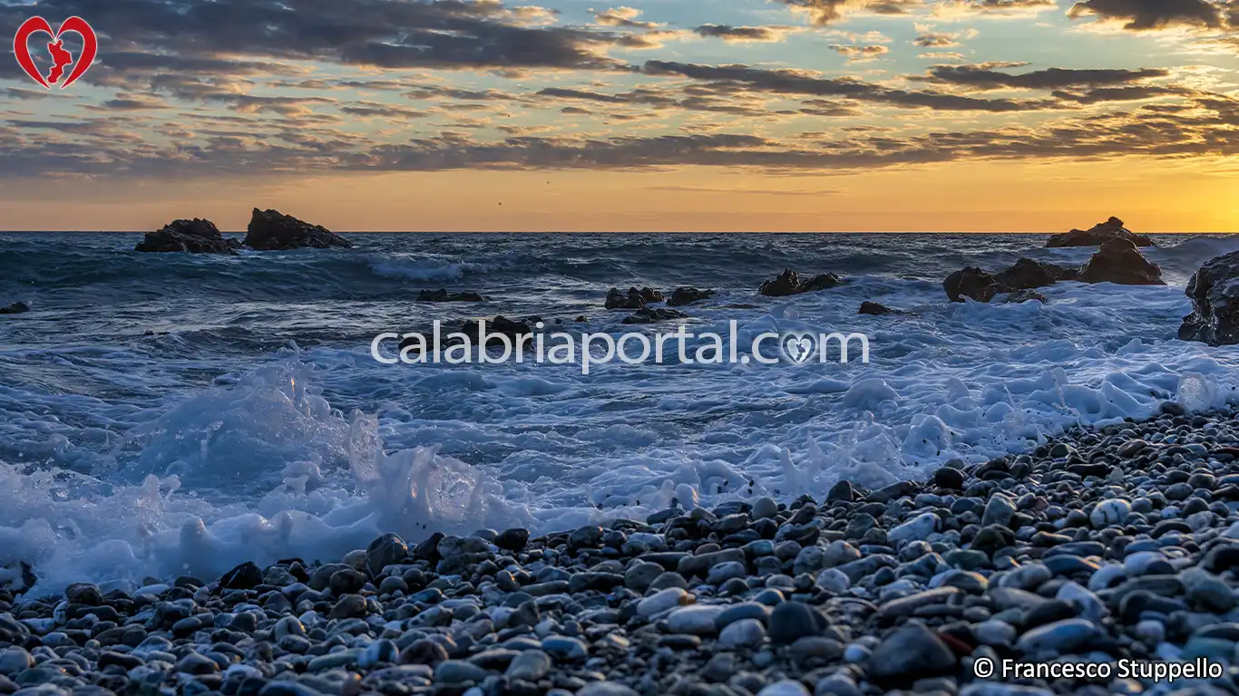 Spiaggia e Scogli delle Sirene a Intavolata (CS) Spiaggia e Scogli delle Sirene a Intavolata (CS)