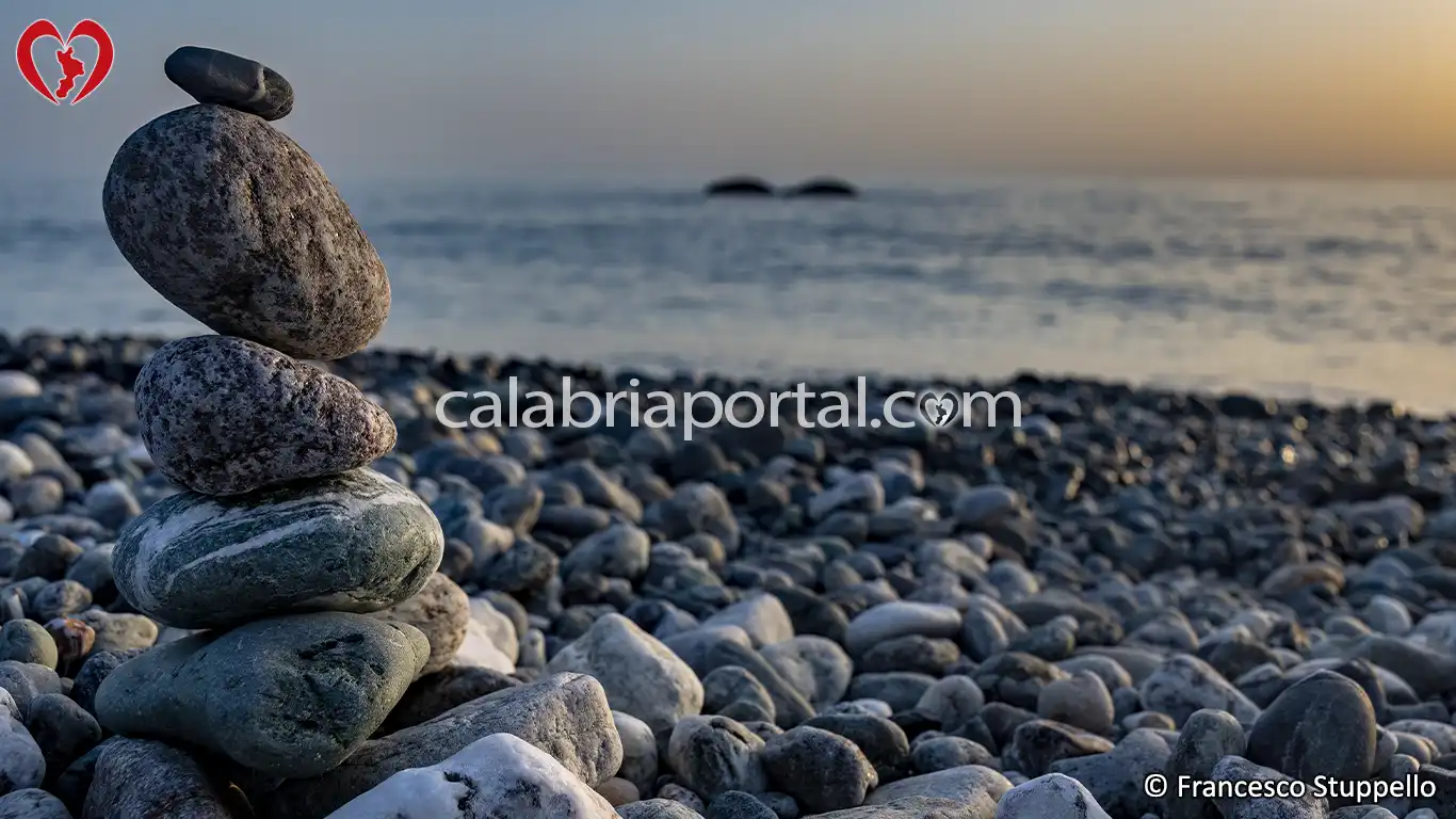 Spiaggia e Scogli delle Sirene a Intavolata (CS) Spiaggia e Scogli delle Sirene a Intavolata (CS)