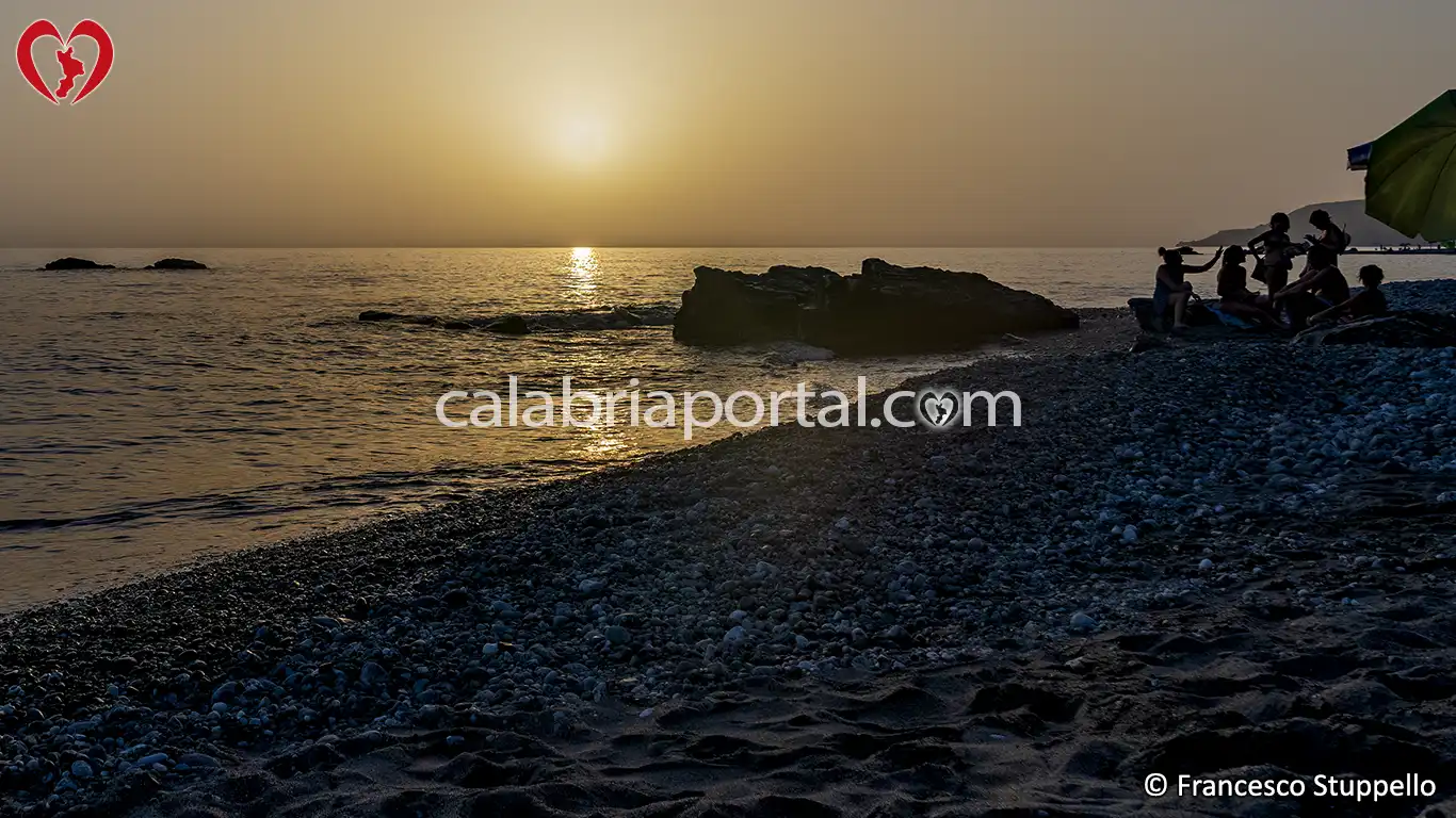 Spiaggia e Scogli delle Sirene a Intavolata (CS) Spiaggia e Scogli delle Sirene a Intavolata (CS)