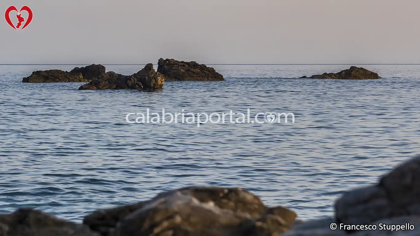 Spiaggia e Scogli delle Sirene a Intavolata (CS) Spiaggia e Scogli delle Sirene a Intavolata (CS)
