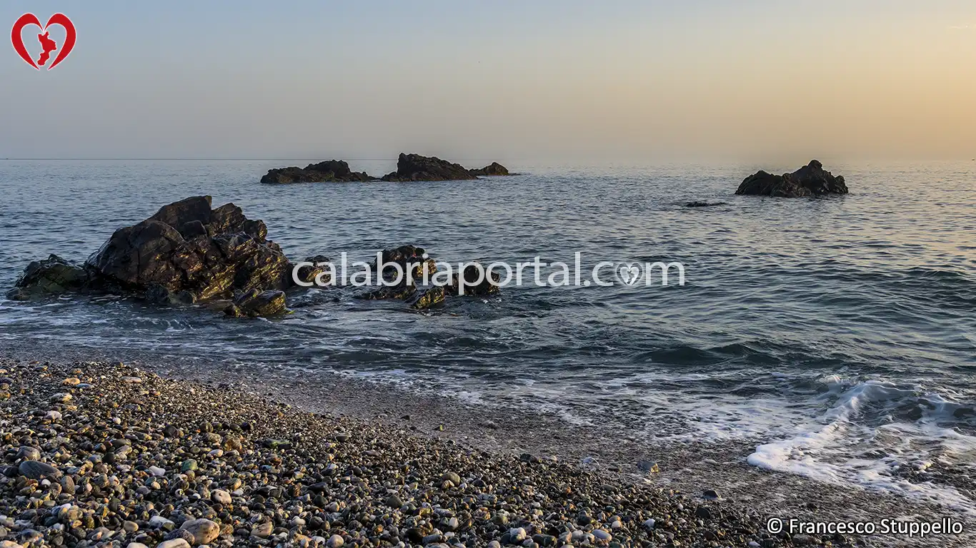 Spiaggia e Scogli delle Sirene a Intavolata (CS) Spiaggia e Scogli delle Sirene a Intavolata (CS)