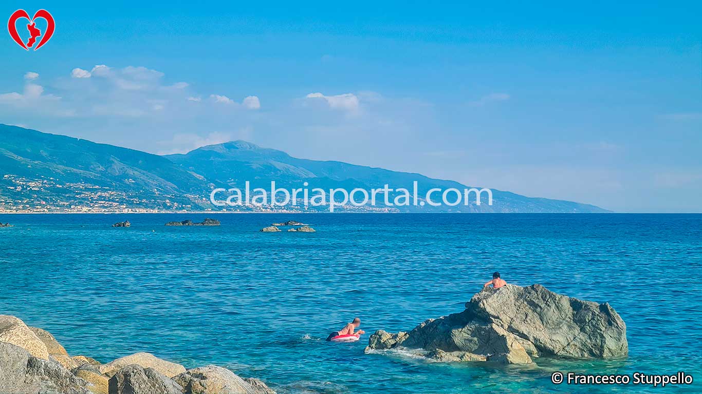 Spiaggia di Intavolata (CS): Vista verso monte Cocuzzo