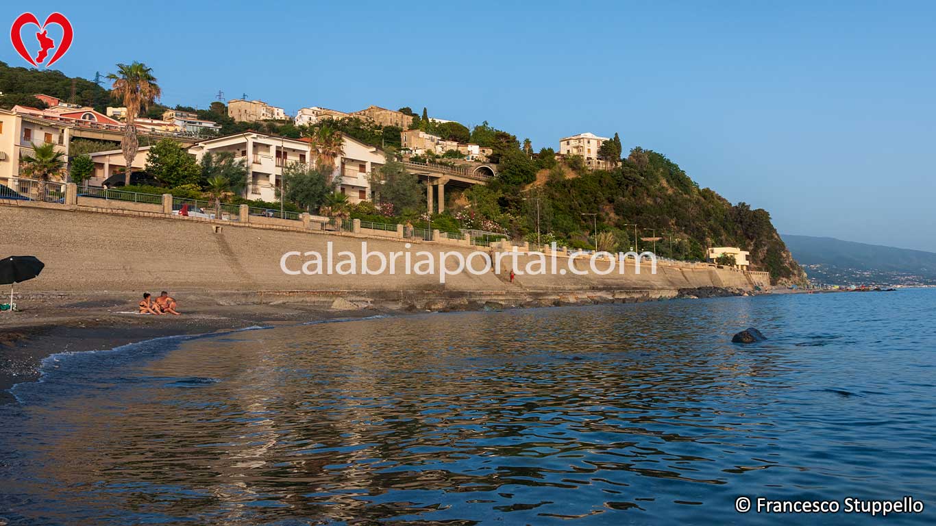 Scorcio del borgo di Intavolata visto dalla spiaggia
