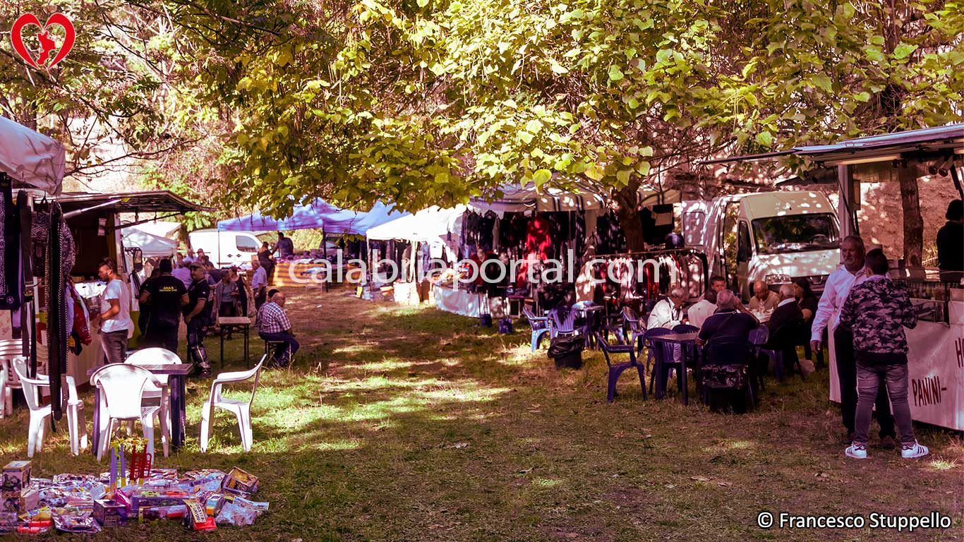 La Piccola Fiera della Festa della Madonna delle Cappelle a Laino Borgo