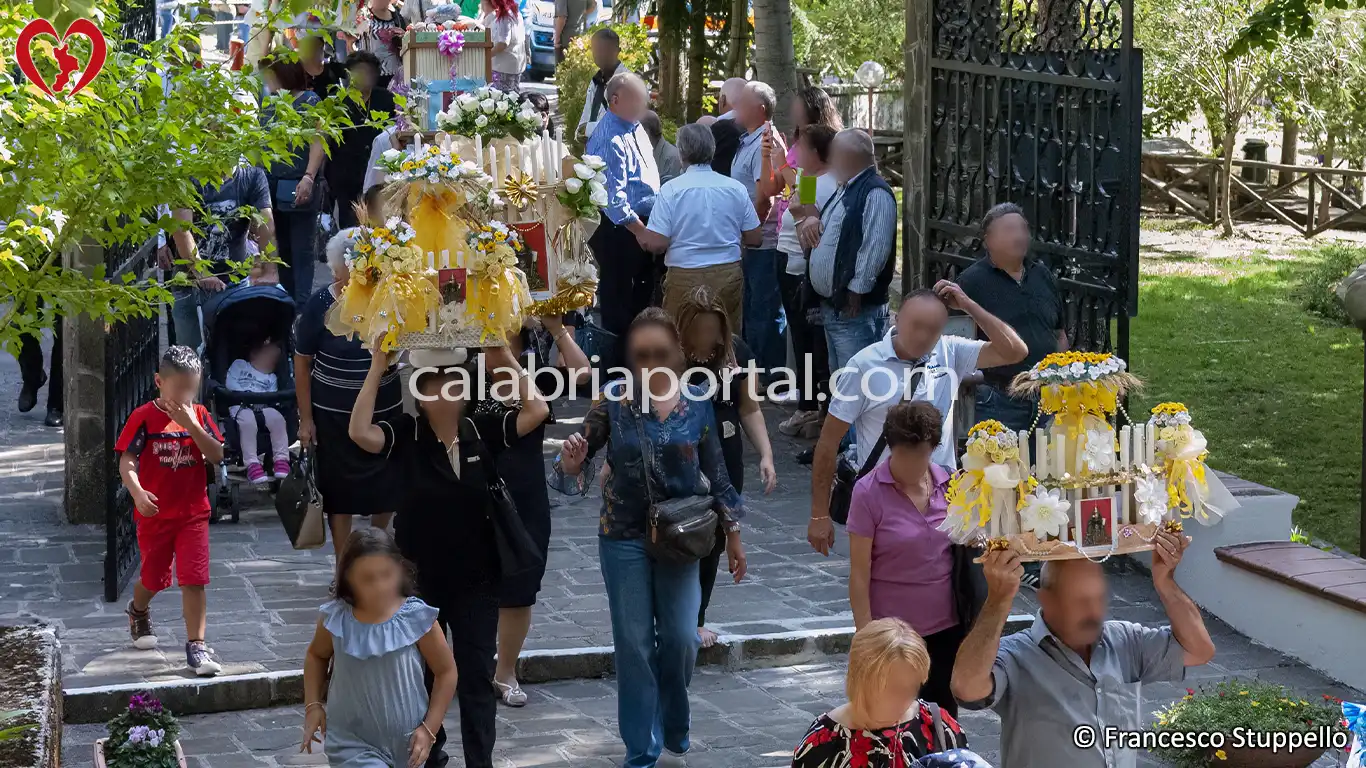 Le Cinte Portate ex Voto in Processione alla Festa delle Cappelle a Laino Borgo