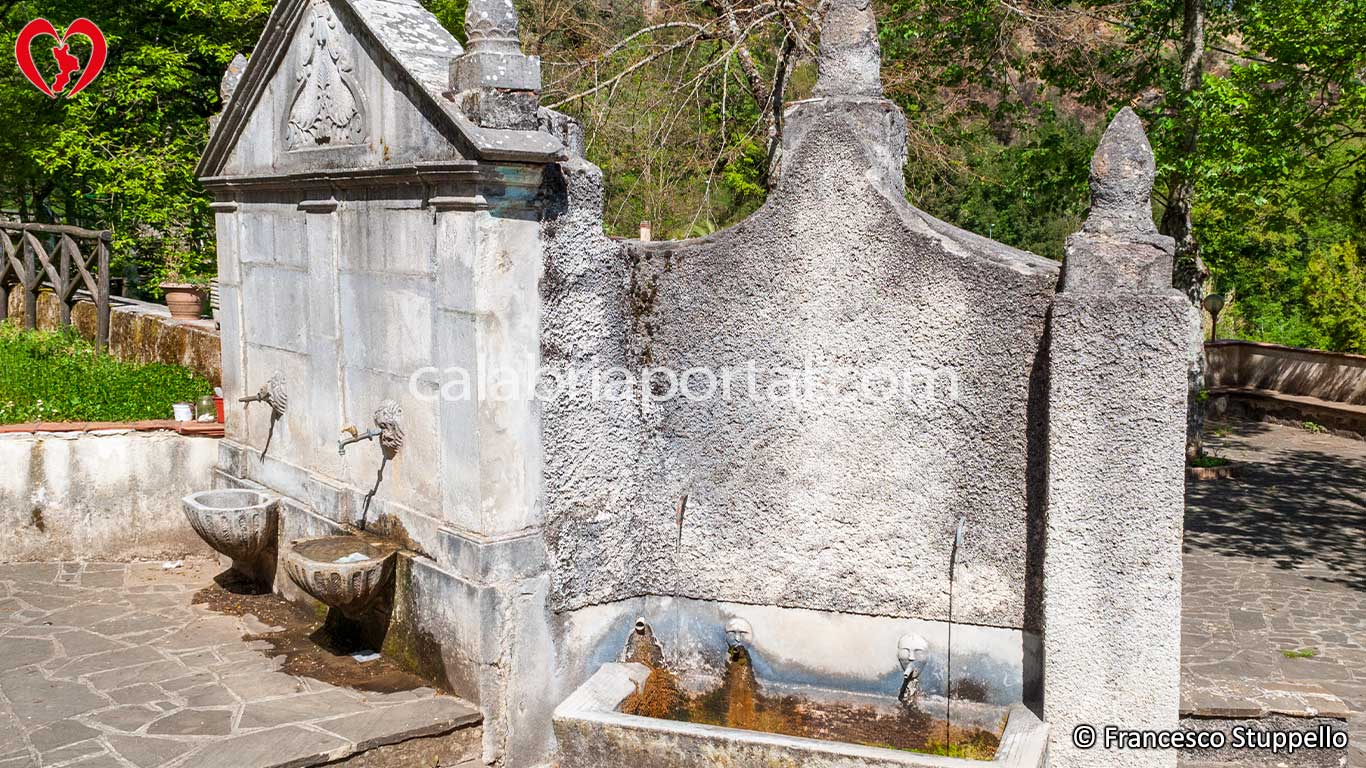 Fontana del Santuario delle Cappelle a Laino Borgo (CS)
