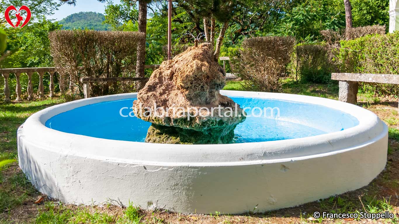 Fontana a Zampillo del Santuario delle Cappelle a Laino Borgo (CS)