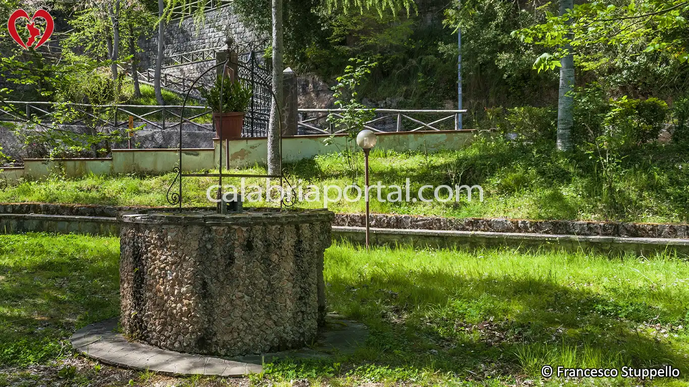 Giardino del Santuario delle Cappelle a Laino Borgo (CS) Giardino del Santuario delle Cappelle a Laino Borgo (CS)
