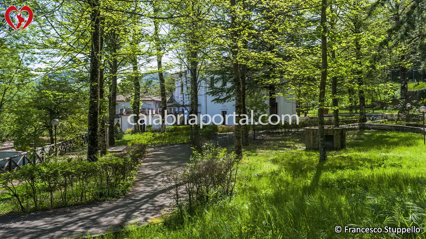 Giardino del Santuario delle Cappelle a Laino Borgo (CS) Giardino del Santuario delle Cappelle a Laino Borgo (CS)