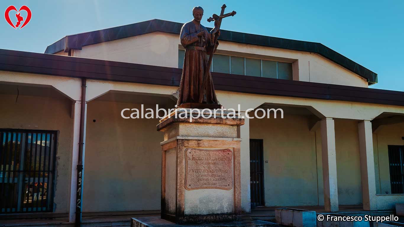 Monumento a Padre Vittorio Spinoso a Laurignano (CS) Monumento a Padre Vittorio Spinoso a Laurignano (CS)