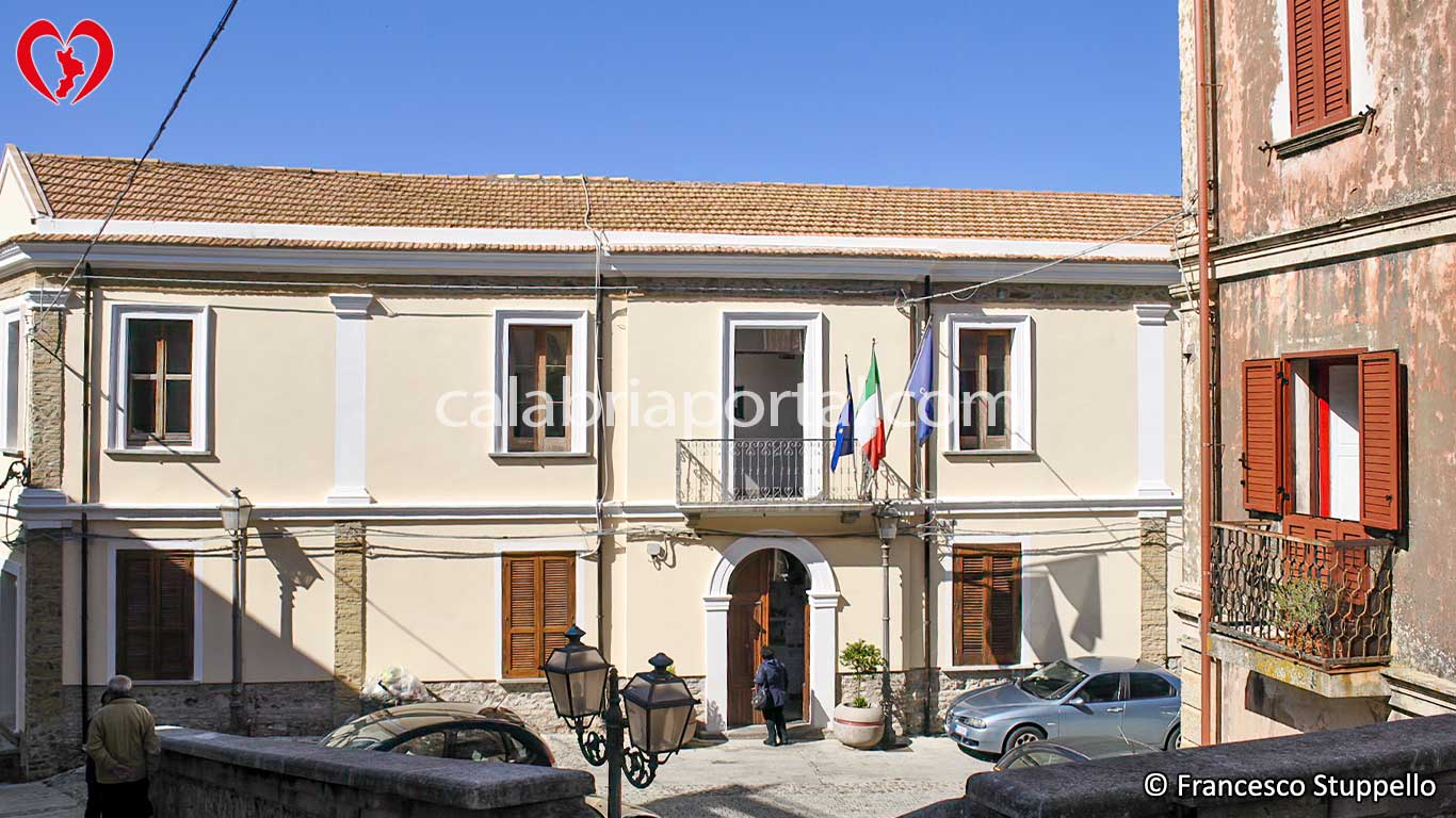 Palazzo del Municipio a Longobardi (CS)
