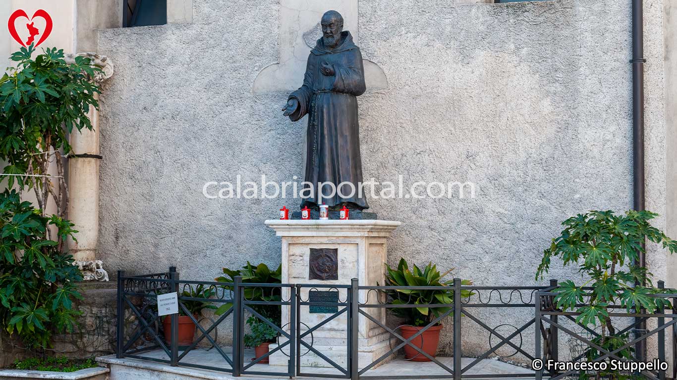 Monumento a San Pio a Longobucco (CS) Monumento a San Pio a Longobucco (CS)