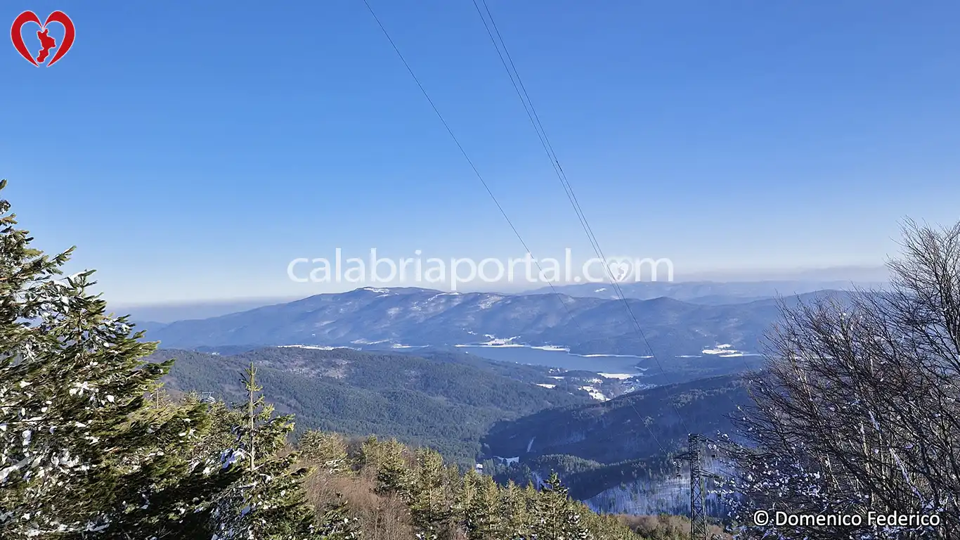 Scorcio del Lago Arvo visto dal Monte Botte Donato