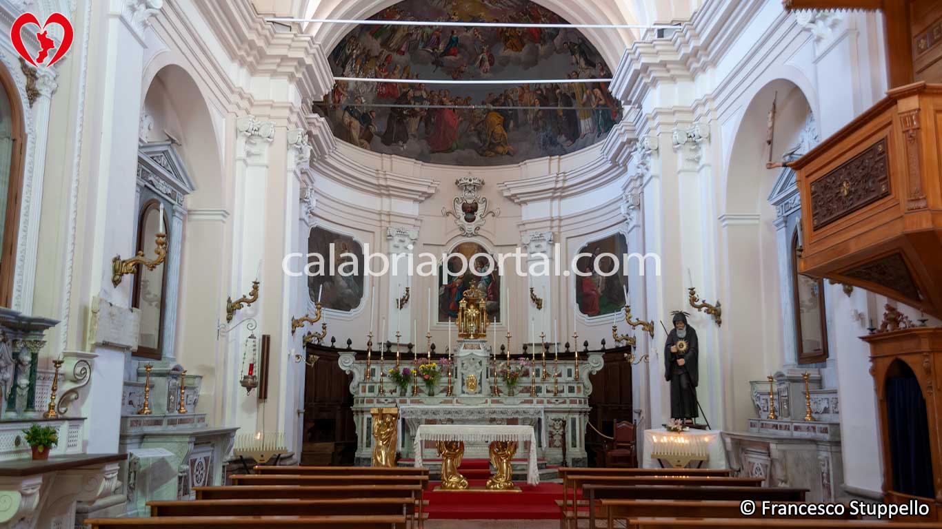 Navata della Chiesa di San Francesco da Paola a Luzzi (CS)