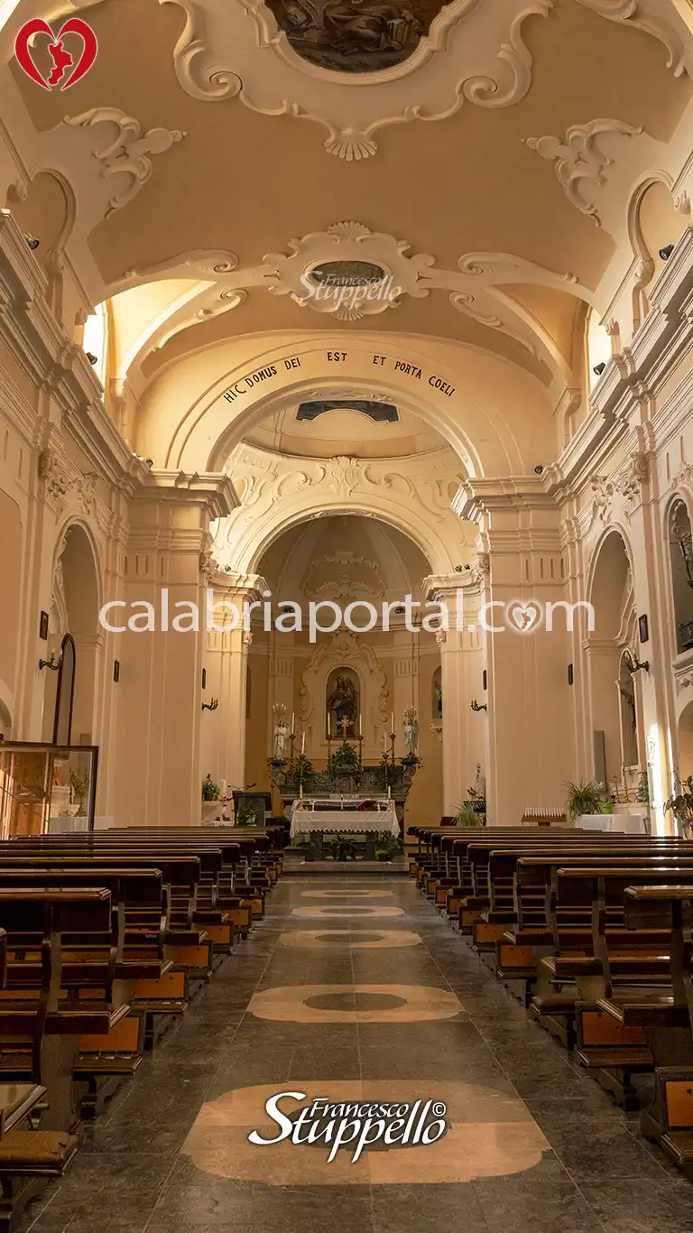 Navata della Chiesa di Santa Maria del Piano a Maierà Navata della Chiesa di Santa Maria del Piano a Maierà