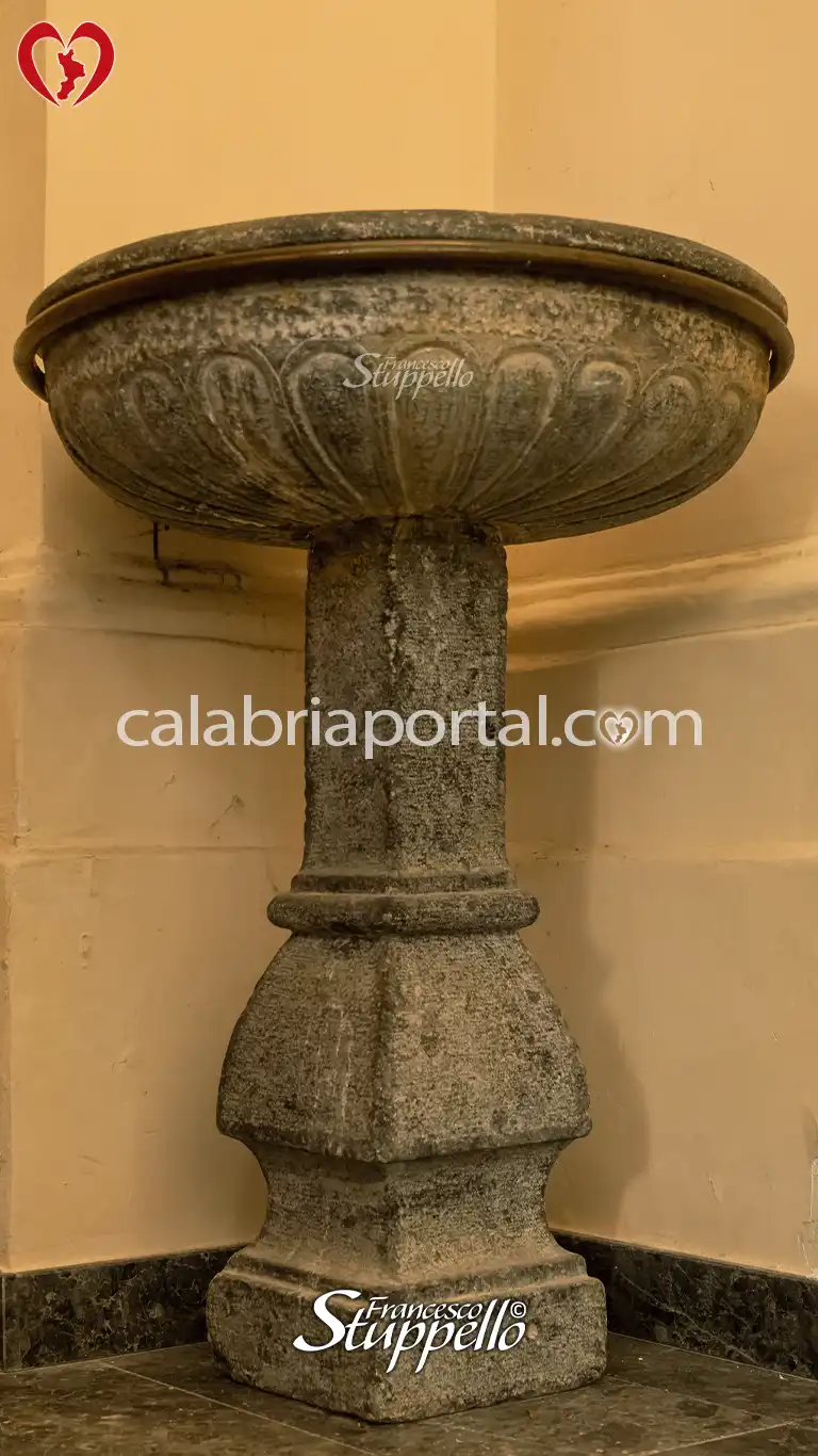 Acquasantiera a Fusto del '500 della Chiesa di Santa Maria del Piano a Maierà Acquasantiera a Fusto del '500 della Chiesa di Santa Maria del Piano a Maierà