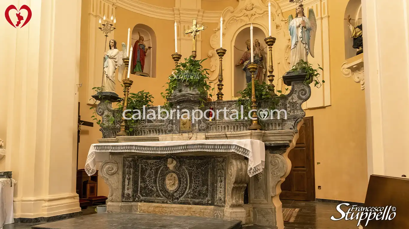 Altare Maggiore del '600 della Chiesa di Santa Maria del Piano a Maierà Altare Maggiore del '600 della Chiesa di Santa Maria del Piano a Maierà