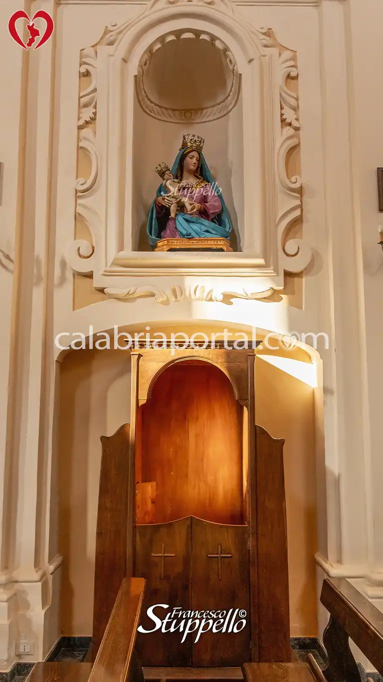 Statua della Madonna con Bambino del XIX secolo della Chiesa di Santa Maria del Piano a Maierà Statua della Madonna con Bambino del XIX secolo della Chiesa di Santa Maria del Piano a Maierà