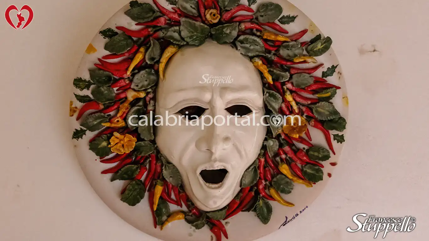 Maschera in Ceramica esposta al Museo del Peperoncino di Maierà