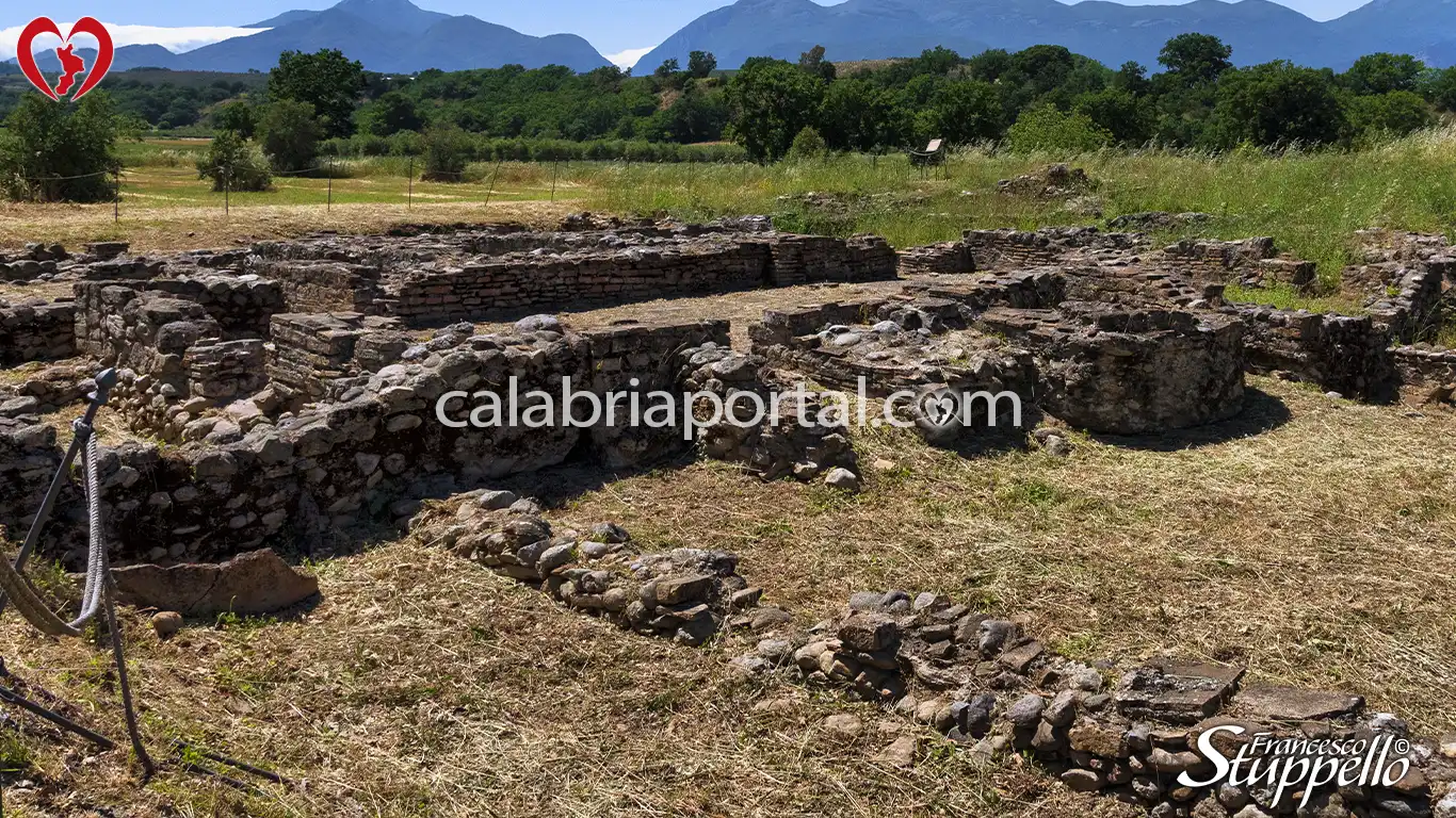 Scorcio degli Scavi Archeologici di Pauciuri a Malvito Scorcio degli Scavi Archeologici di Pauciuri a Malvito