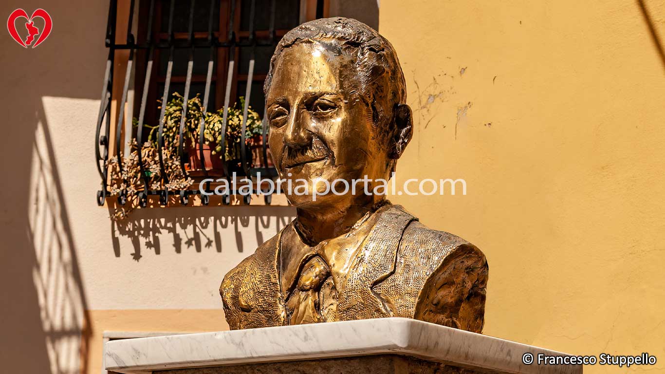 Monumento a Zu Savario a Mandatoriccio (CS)