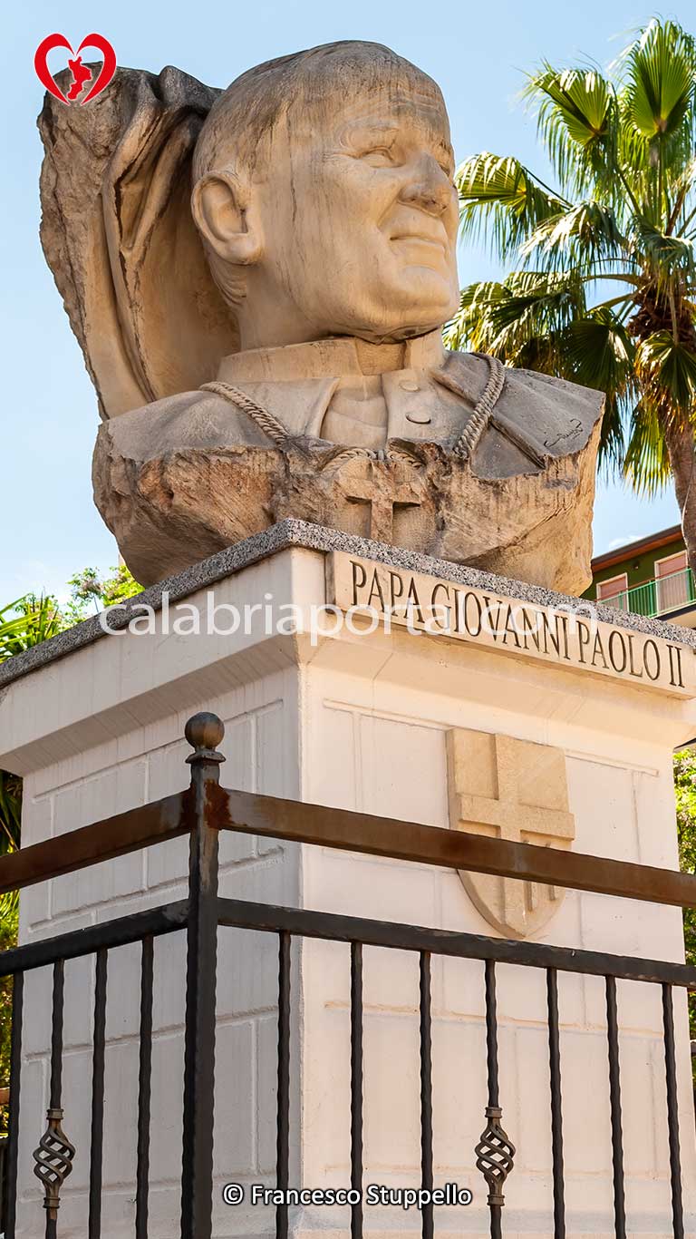 Monumento a Papa Giovanni Paolo II a Mirto (CS) Monumento a Papa Giovanni Paolo II a Mirto (CS)