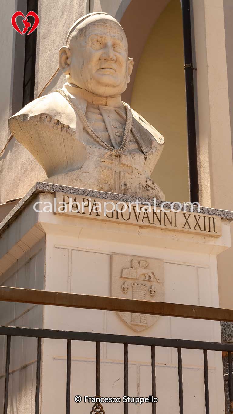 Monumento a Papa Giovanni XXIII a Mirto (CS)