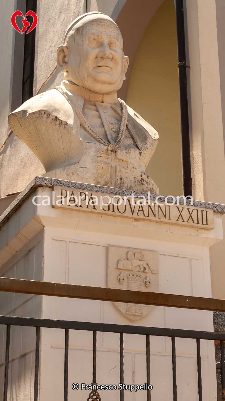 Monumento a Papa Giovanni XXIII a Mirto (CS) Monumento a Papa Giovanni XXIII a Mirto (CS)