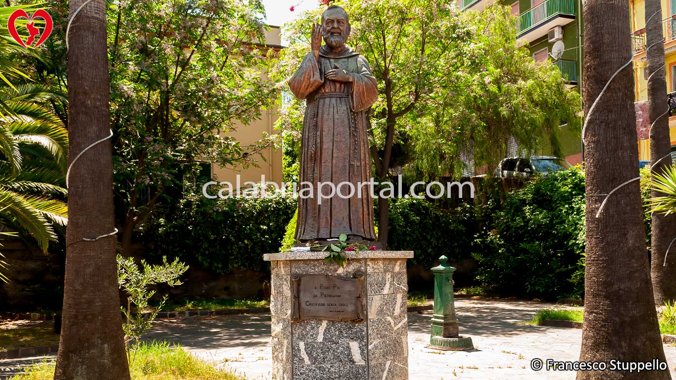 Monumento a San Pio da Pietrelcina a Mirto (CS) Monumento a San Pio da Pietrelcina a Mirto (CS)