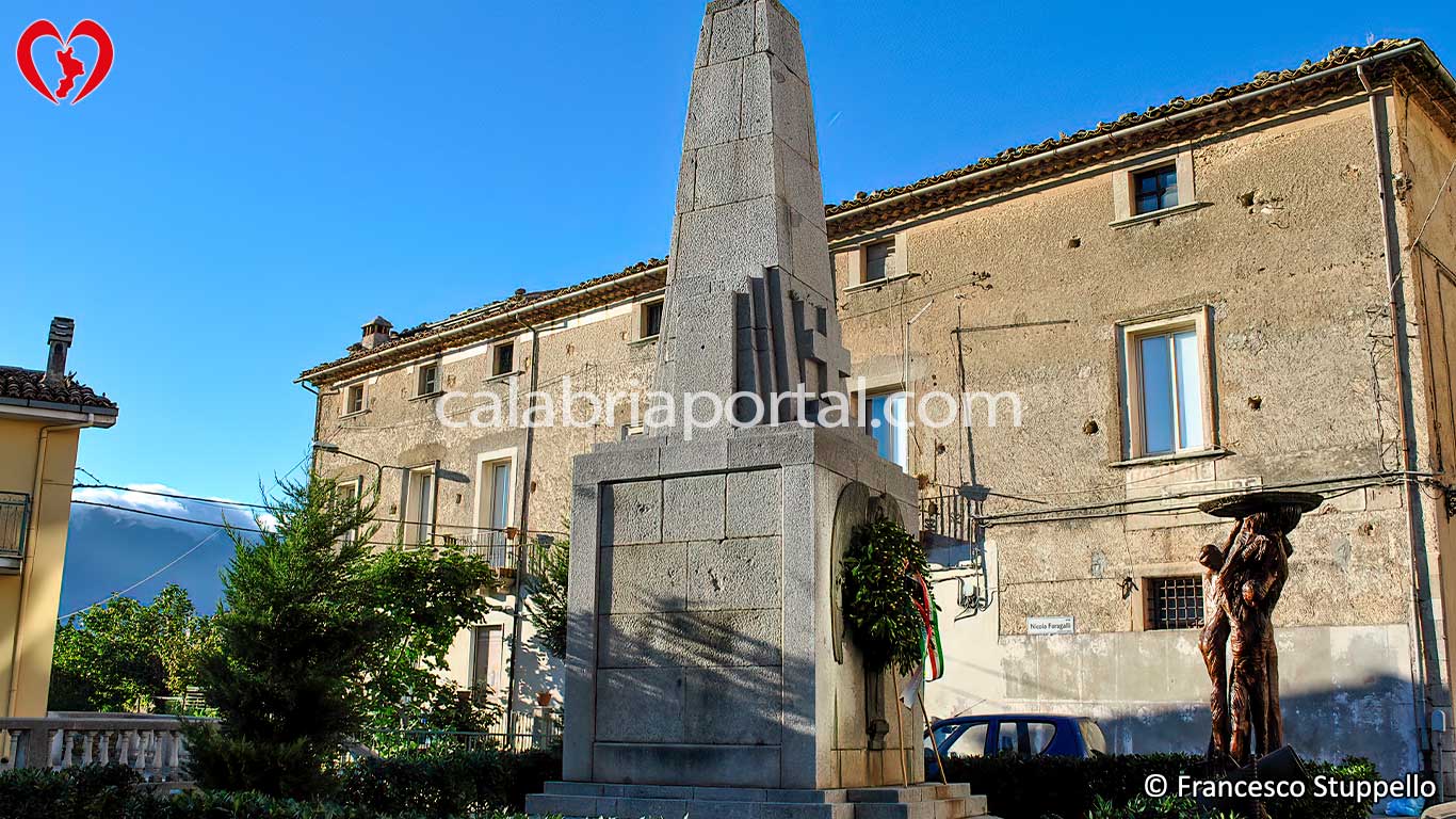 Monumento ai Caduti per la Patria a Montalto Uffugo (CS) Monumento ai Caduti per la Patria a Montalto Uffugo (CS)