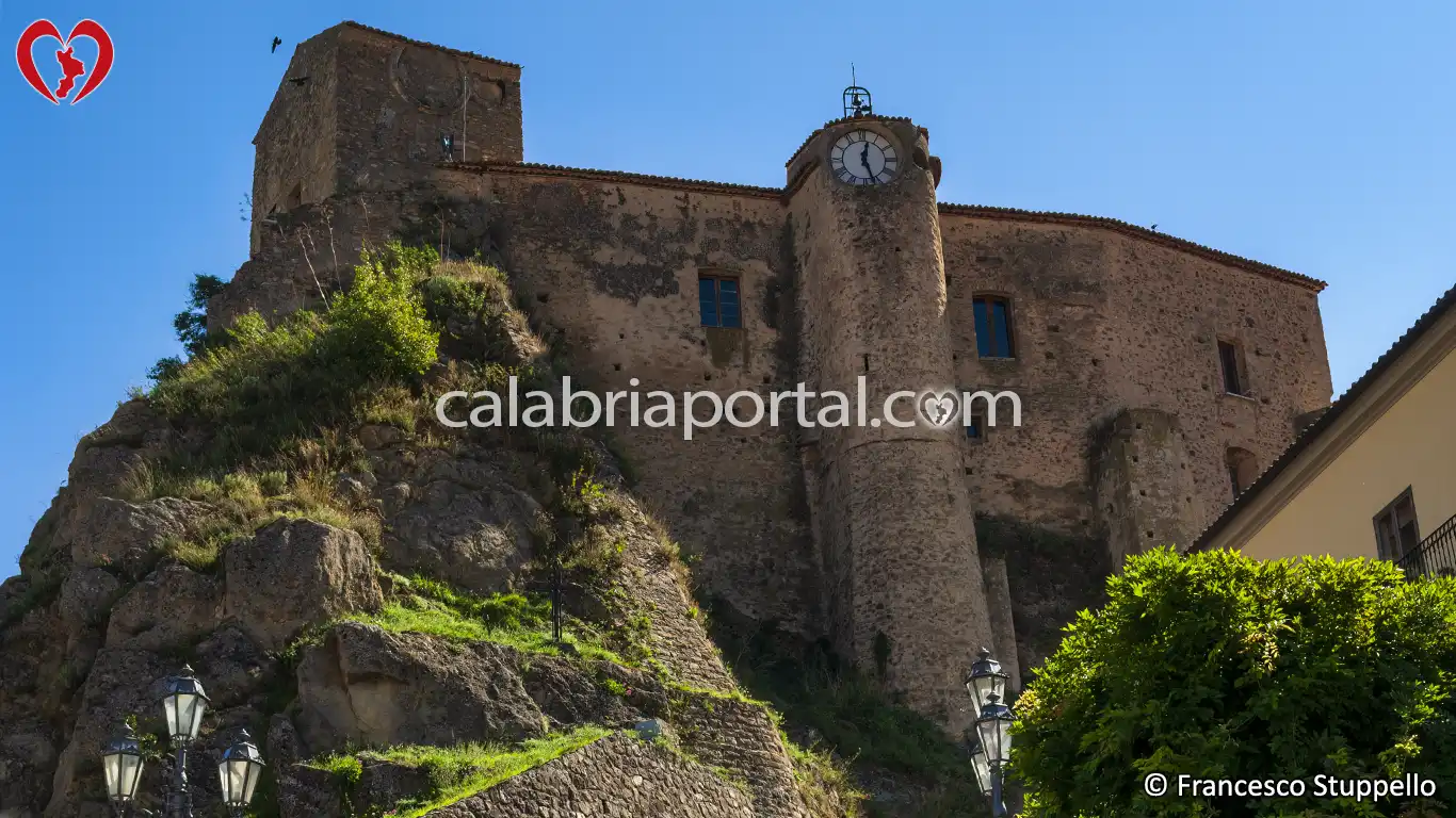 Scorcio del Castello di Oriolo (CS) Scorcio del Castello di Oriolo (CS)