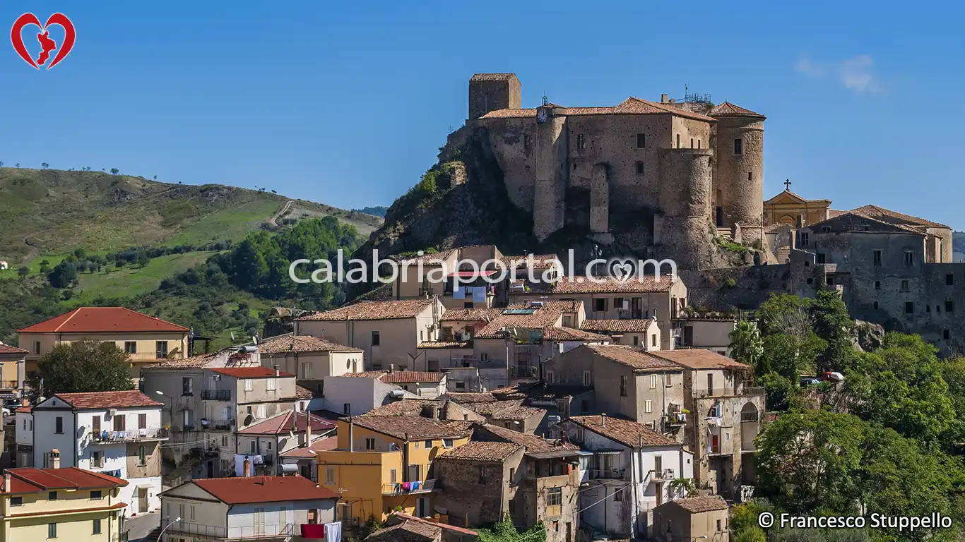 Scorcio del Castello di Oriolo (CS) Scorcio del Castello di Oriolo (CS)