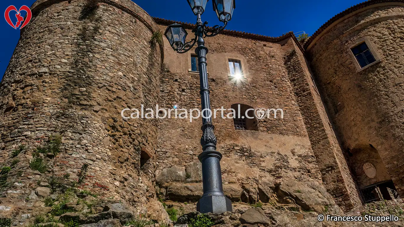 Bastioni del Castello di Oriolo (CS) Bastioni del Castello di Oriolo (CS)