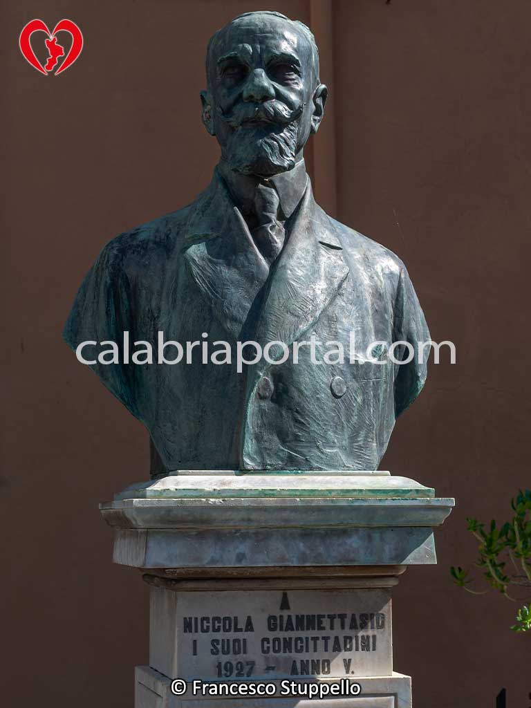 Monumento a Niccola Giannettasio a Oriolo (CS) Monumento a Niccola Giannettasio a Oriolo (CS)