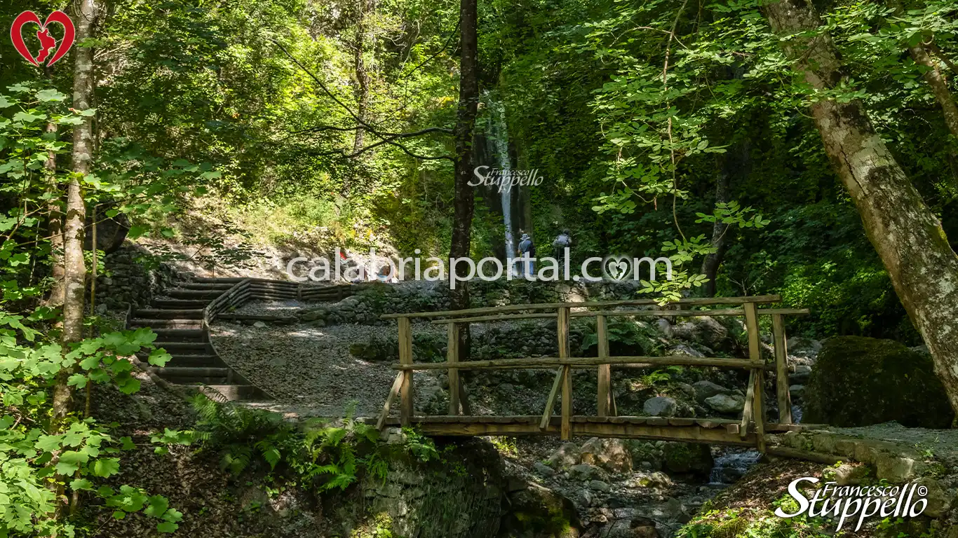 Area della Cascata della Ficara a Orsomarso Area della Cascata della Ficara a Orsomarso