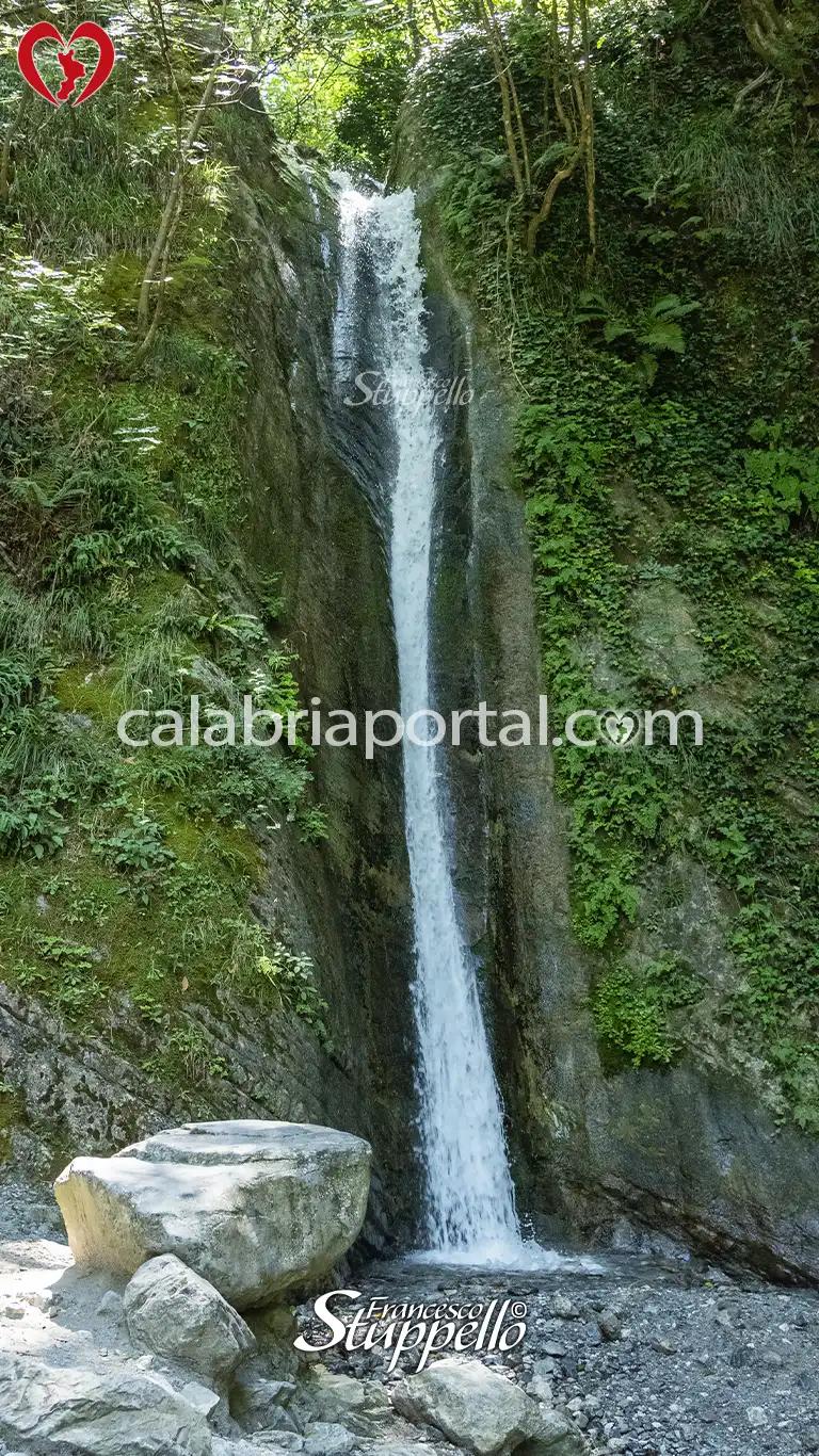 Salto della Cascata della Ficara a Orsomarso Salto della Cascata della Ficara a Orsomarso
