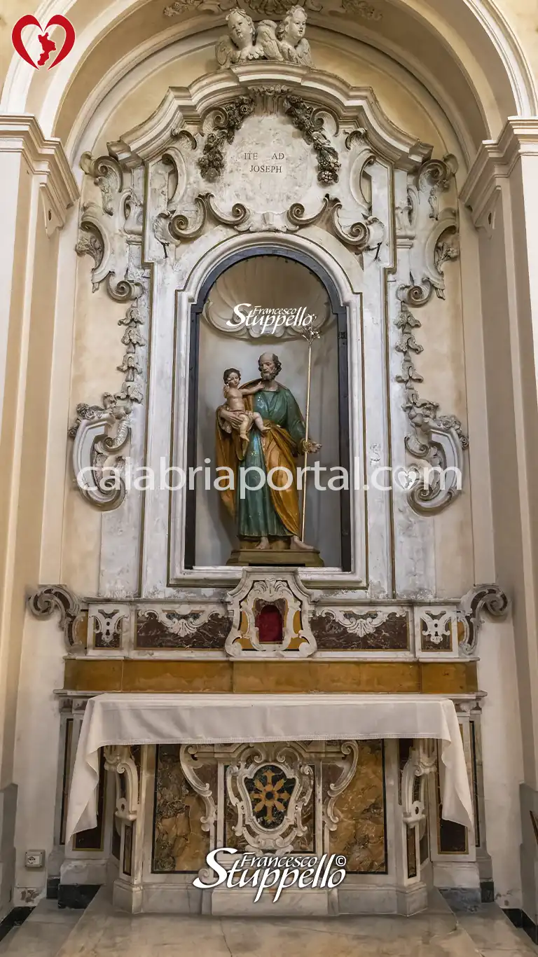 Cappella Laterale con la Statua di San Giuseppe e Gesù Bambino della Chiesa Matrice di San Giovanni Battista a Orsomarso
