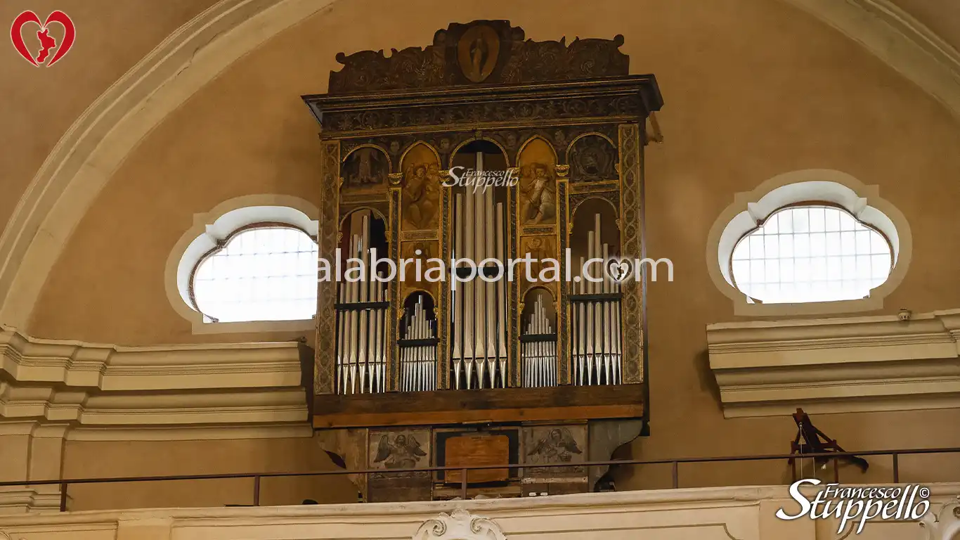 Cassa d'Organo in legno intagliato e dorato risalente al 1831 della Chiesa Matrice di San Giovanni Battista a Orsomarso