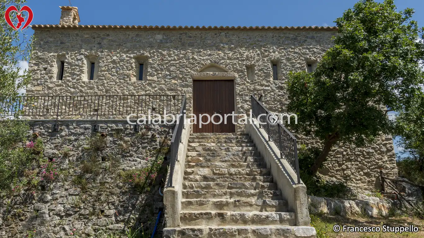Facciata Principale della Chiesa di Santa Maria di Mercuri a Orsomarso (CS) Facciata Principale della Chiesa di Santa Maria di Mercuri a Orsomarso (CS)