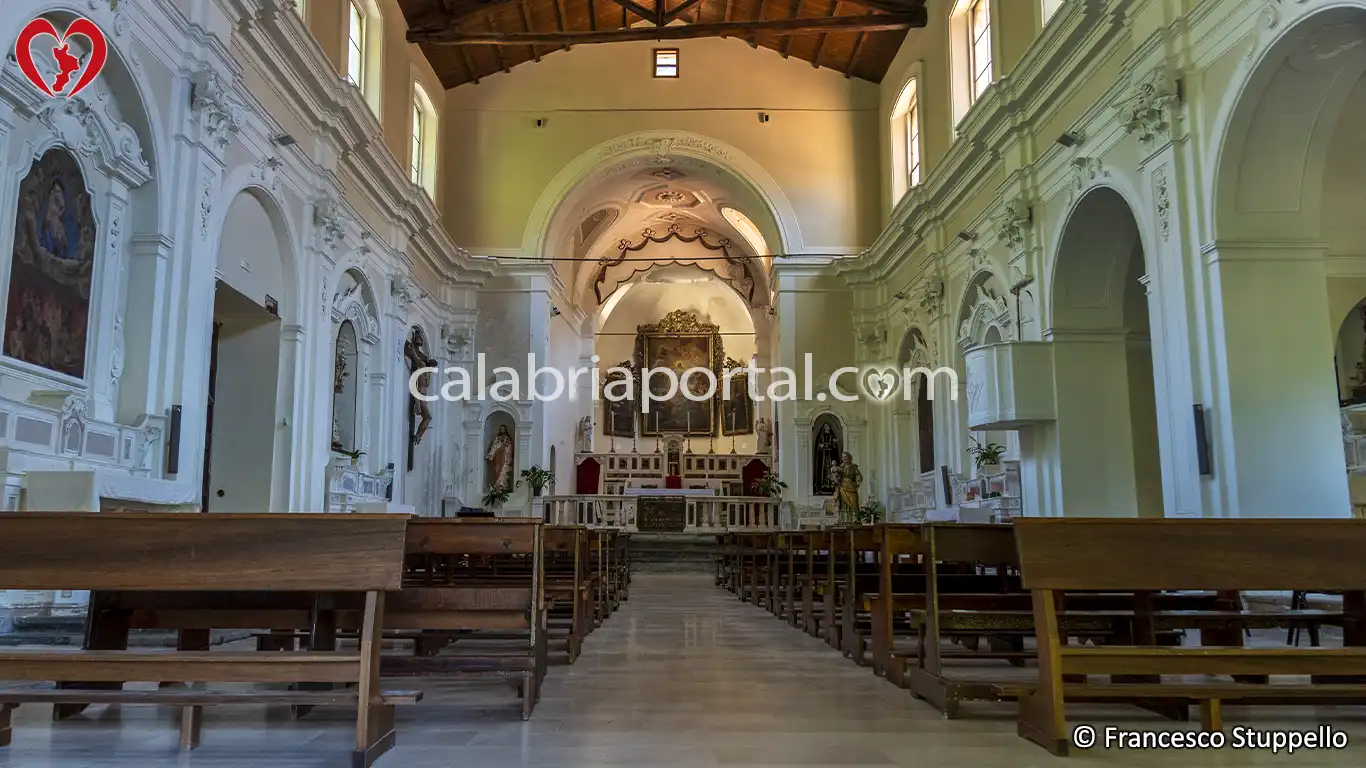 Navata della Chiesa del SS. Salvatore a Orsomarso (CS) Navata della Chiesa del SS. Salvatore a Orsomarso (CS)