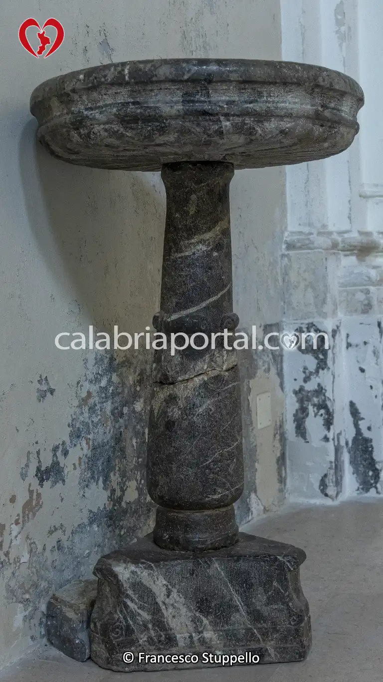 Acquasantiera Lapidea della Chiesa del SS. Salvatore a Orsomarso (CS) Acquasantiera Lapidea della Chiesa del SS. Salvatore a Orsomarso (CS)