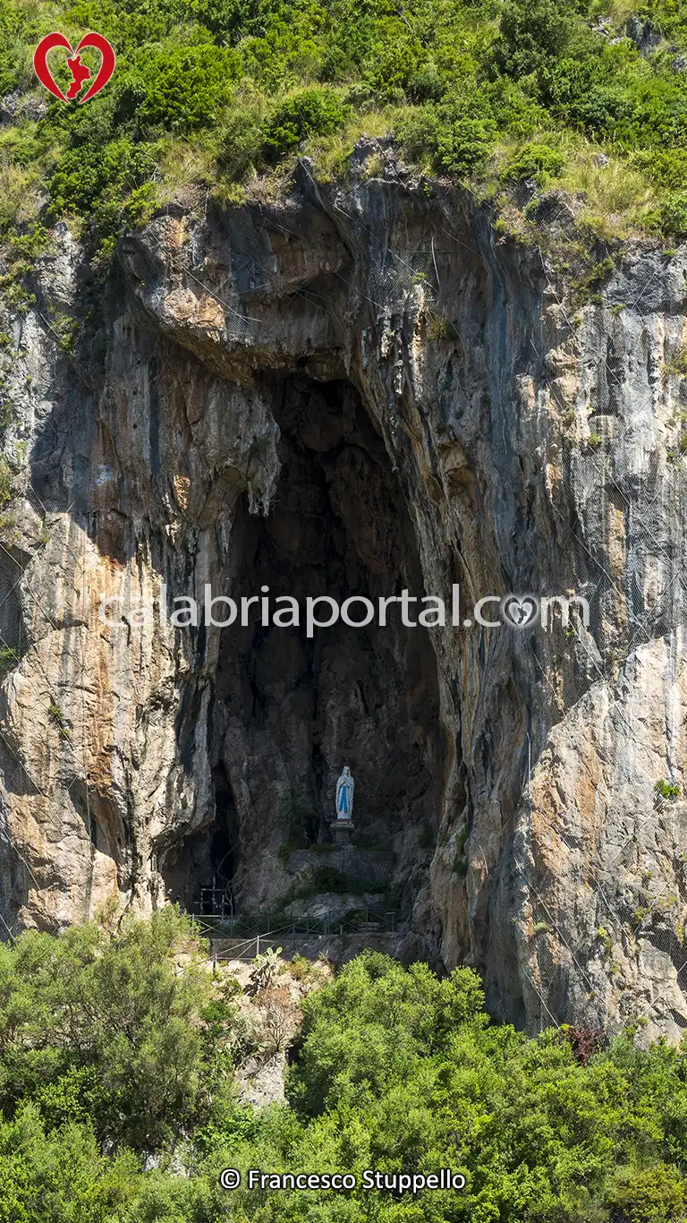 Grotta della Madonna di Lourdes a Orsomarso (CS) Grotta della Madonna di Lourdes a Orsomarso (CS)