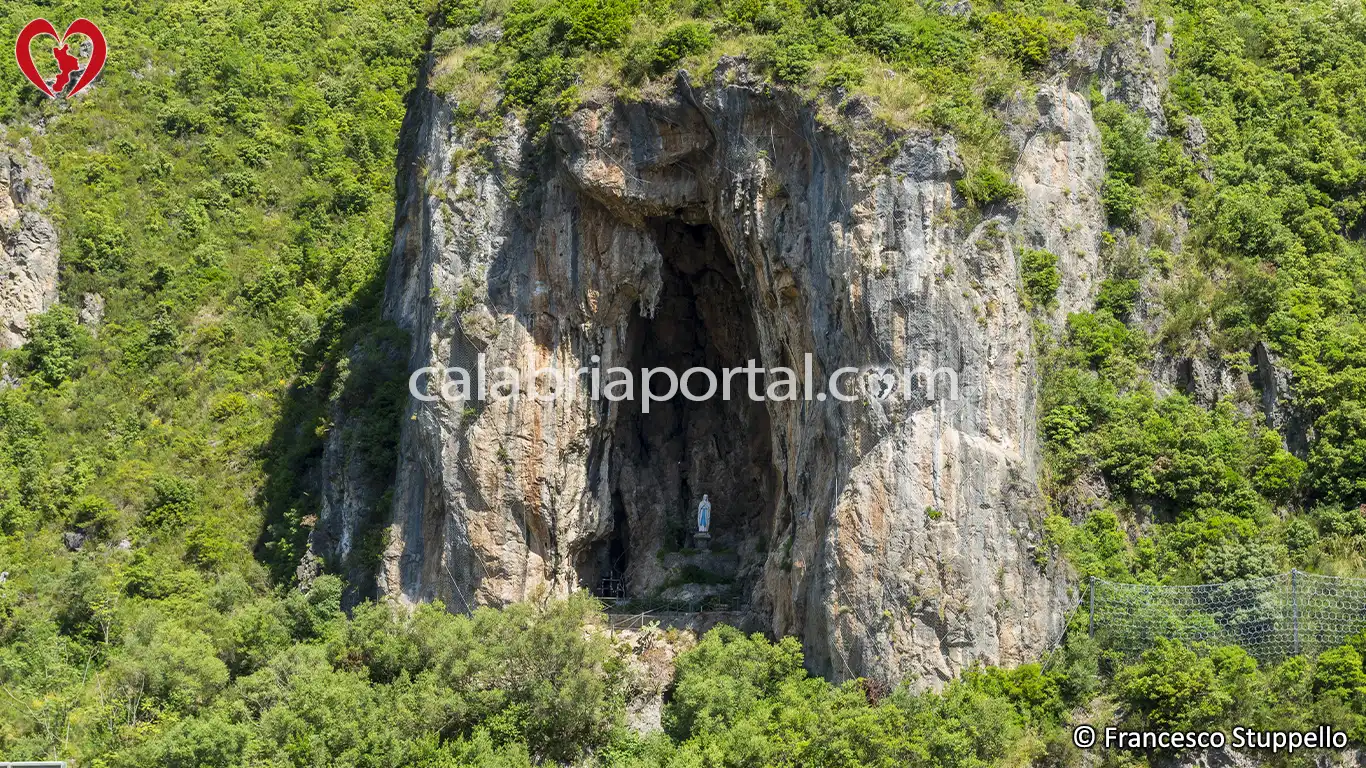 Grotta della Madonna di Lourdes a Orsomarso (CS) Grotta della Madonna di Lourdes a Orsomarso (CS)